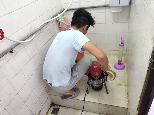 峨边管道堵塞冒臭气 专业师傅现场解决问题