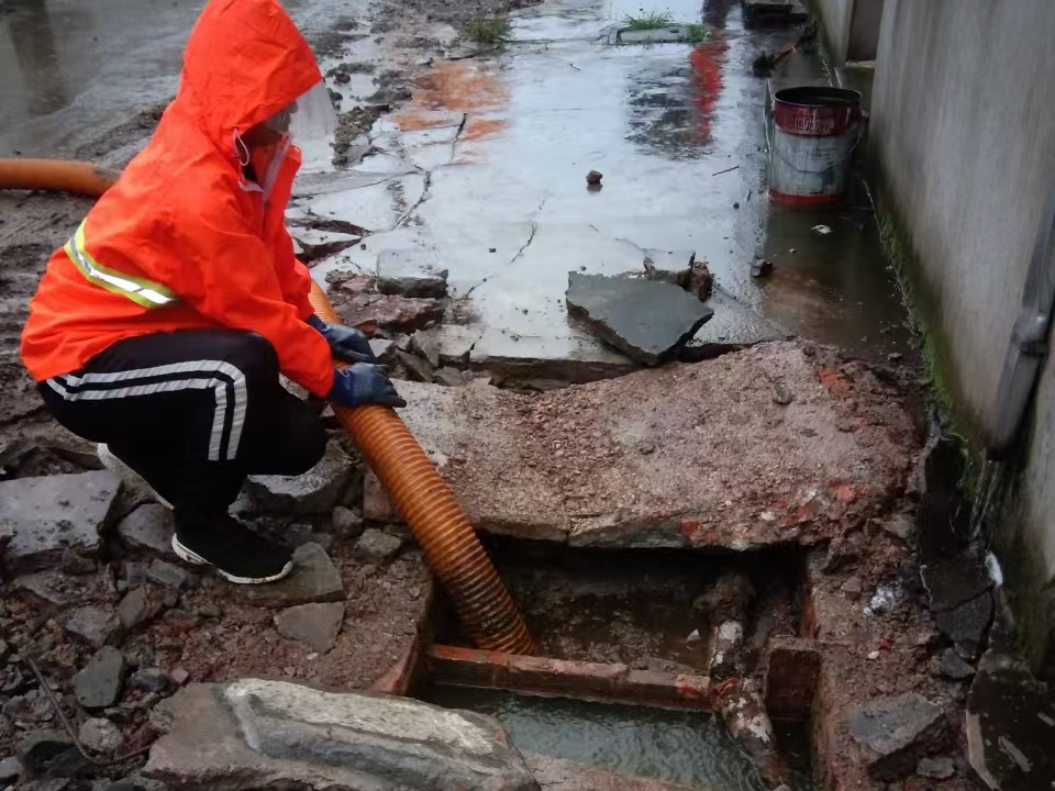 峨边专业清理污水池 炜誉市政以规范流程守护城市 “肠道”