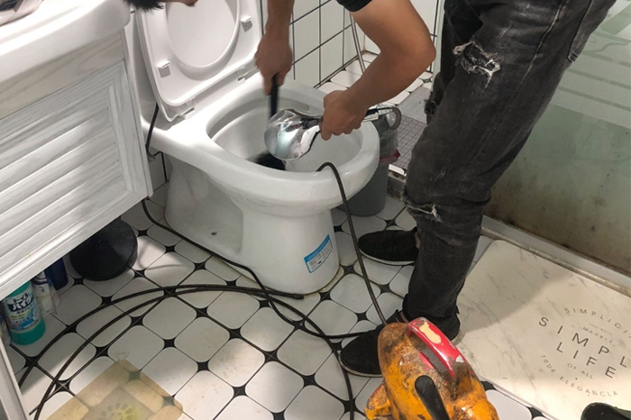 峨边马桶堵塞自己疏通还是找师傅?专业上门服务让你省时更省心